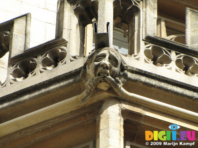 SX07839 Gargoyle biting corner of Oxford building